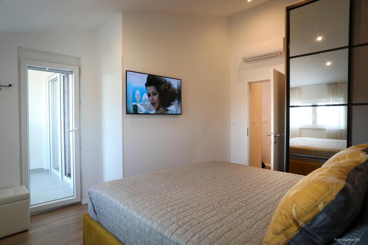 Blue Sky Apartment Rovigno Esterno foto